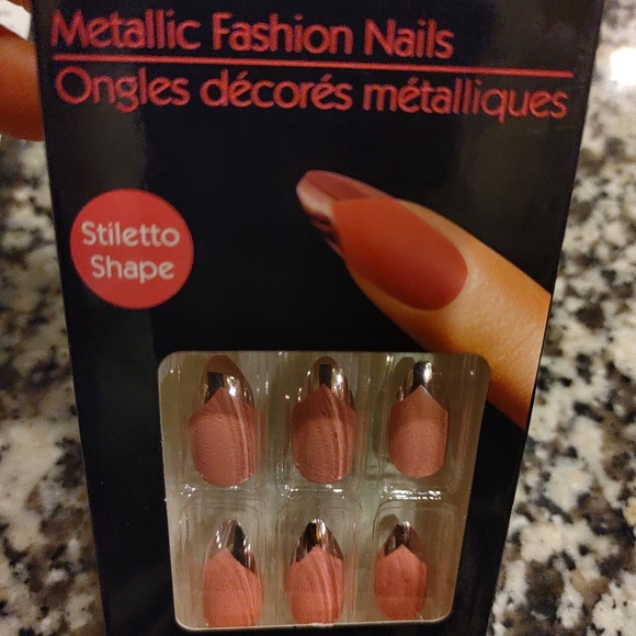 Faux nails - Picture 5 of 5